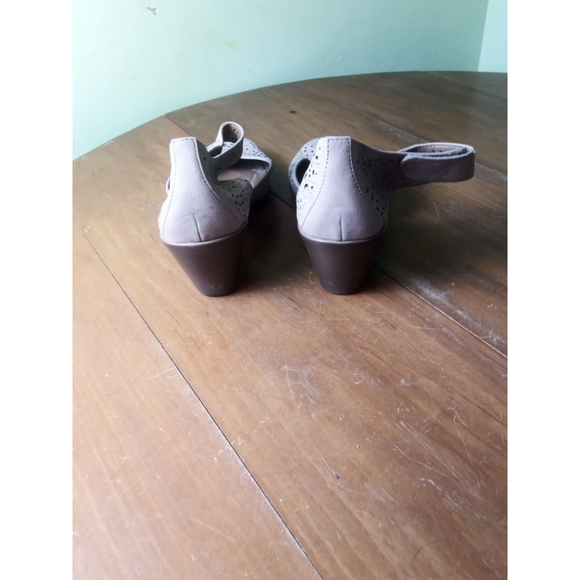 Women's Easy Spirit Beige Laser Cut Wedge Sandals Size 11 - Picture 6 of 9